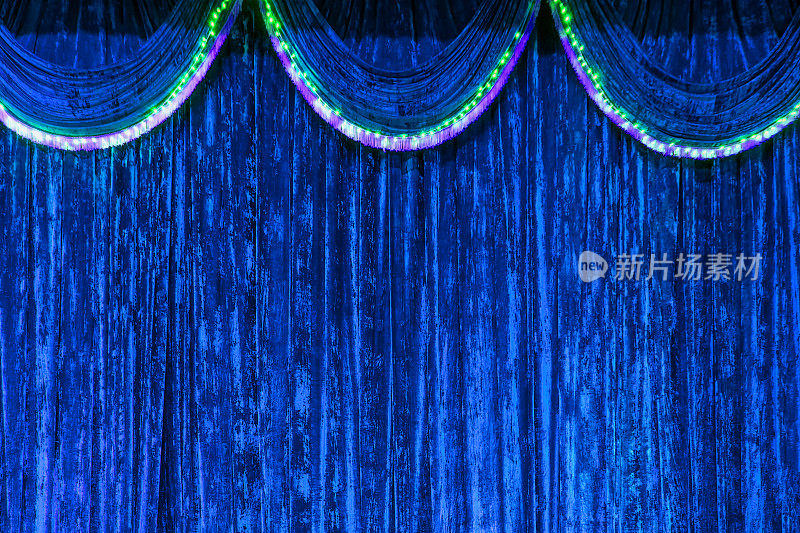 舞台上的蓝色幕布作为背景