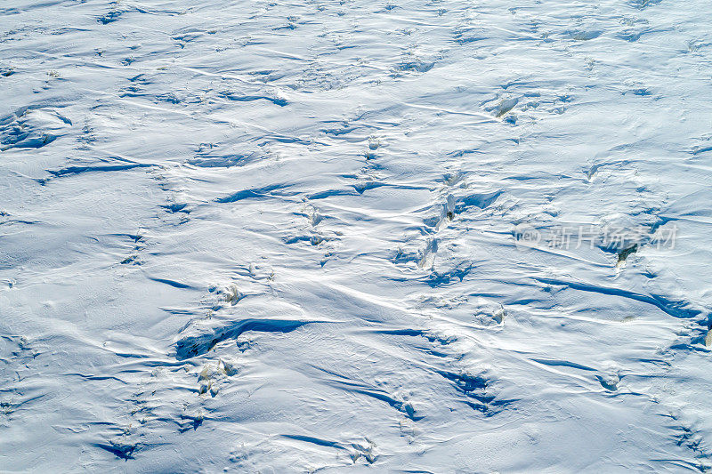 有波浪和曲线的雪冰外壳。伏尔加河表面鸟瞰图