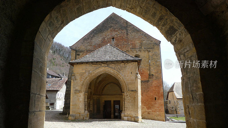 瑞士村庄Romainm?tier的中世纪教堂入口