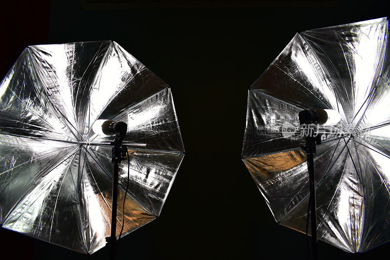 带节能灯的反光伞，可在照相馆拍摄