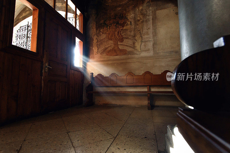 阳光透过窗户洒在老教堂的木凳上，宁静的时刻