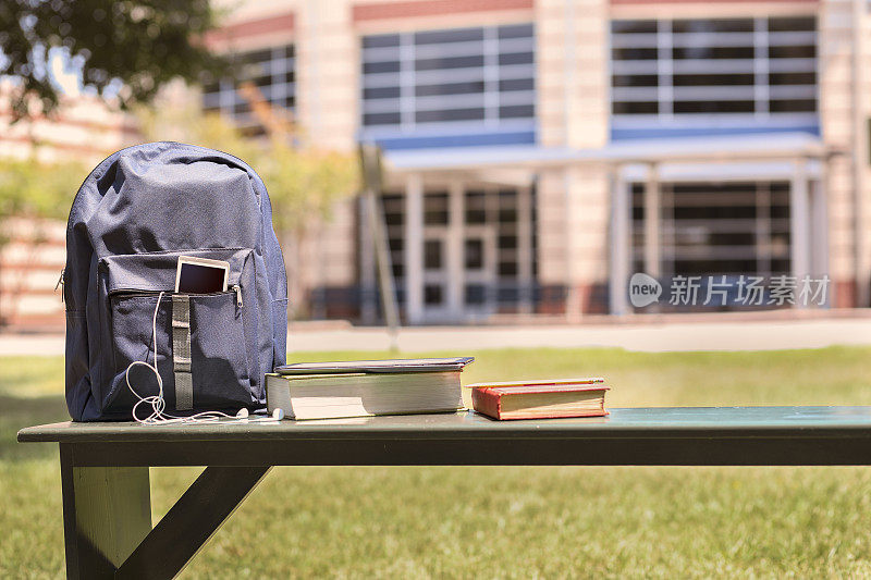 教育对象在学校前面的空长凳上。
