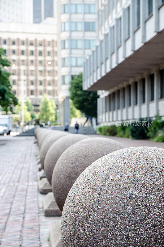 夏天，波士顿肯尼迪联邦大厦前的混凝土球