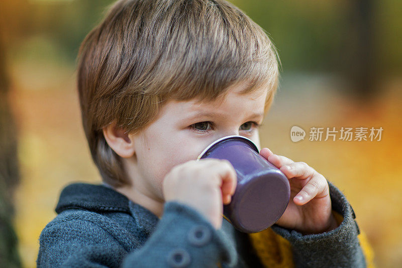 甜蜜的男孩在喝茶