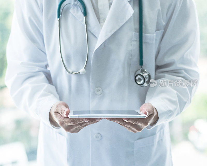 在医院或诊所使用平板电脑记录病人健康的医生或医师