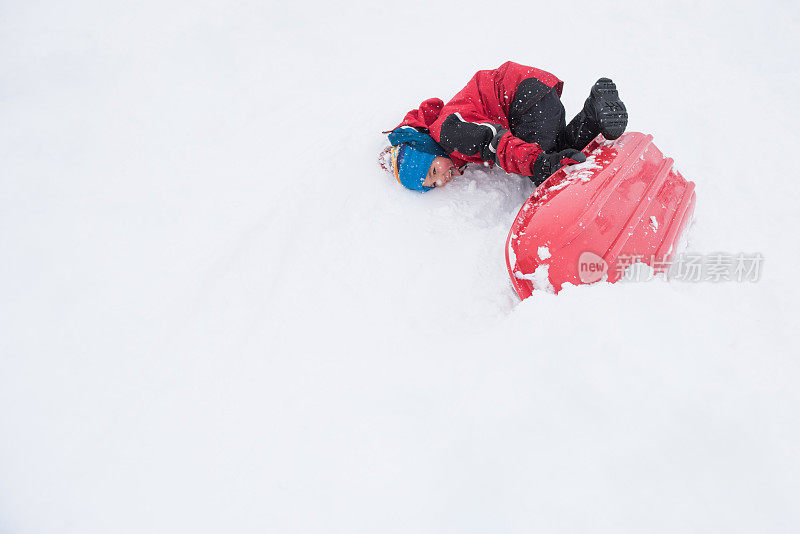 孩子们在暴风雪中快乐地玩雪橇