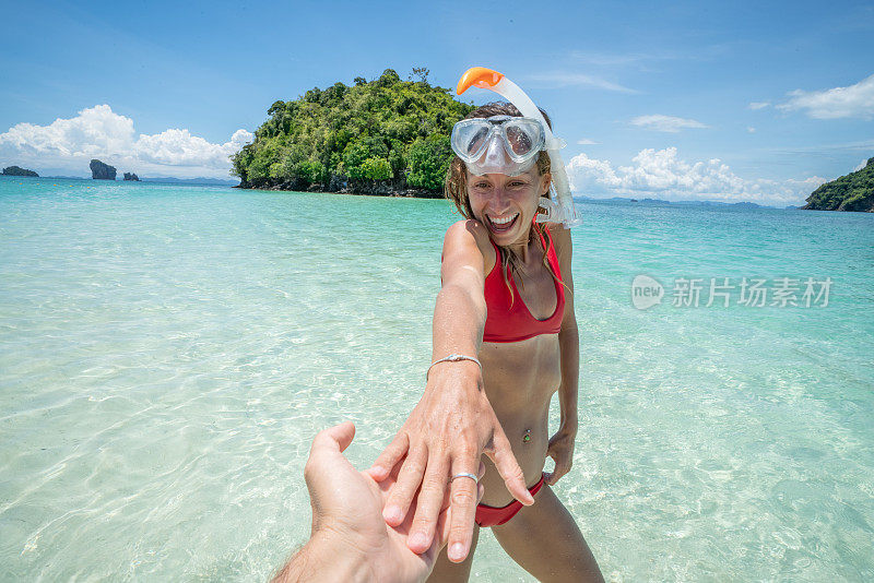 跟随我的概念女人领先的男朋友在田园般的海滩在纯净的水在泰国的岛屿。人们旅行豪华度假目的地的概念