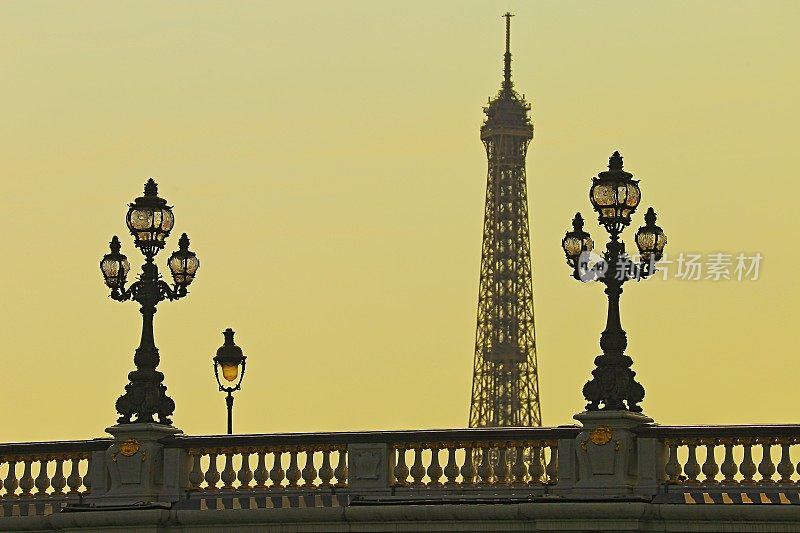 日落时的埃菲尔铁塔和亚历山大三世桥上的法国建筑――法国巴黎