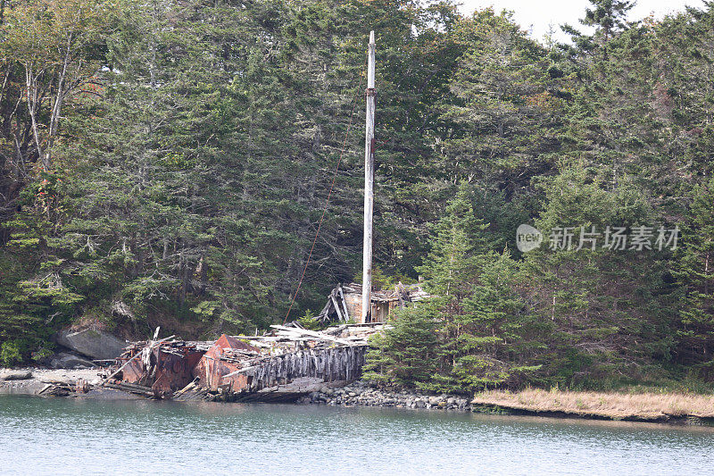 加拿大新斯科舍省雅茅斯镇附近的洛维茨岛的一艘旧船失事