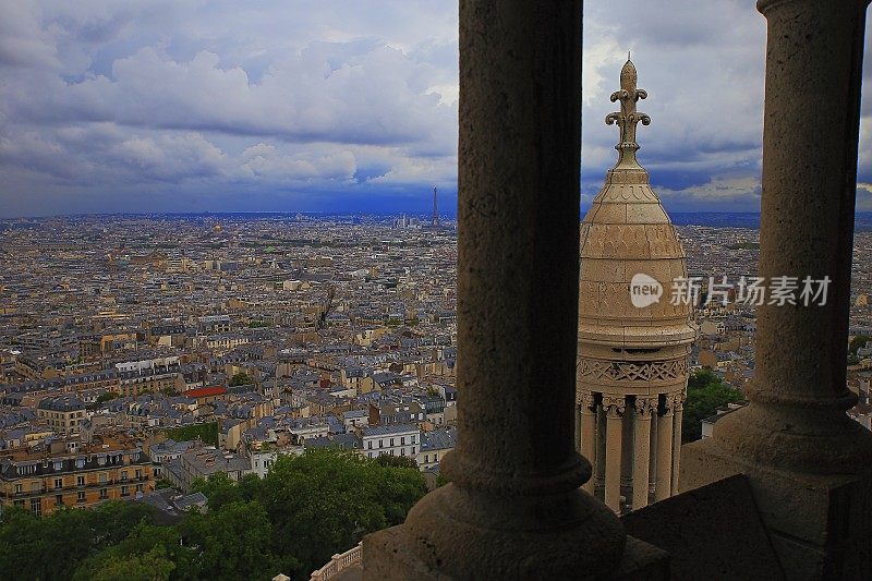法国巴黎，从蒙马特上空俯瞰埃菲尔铁塔