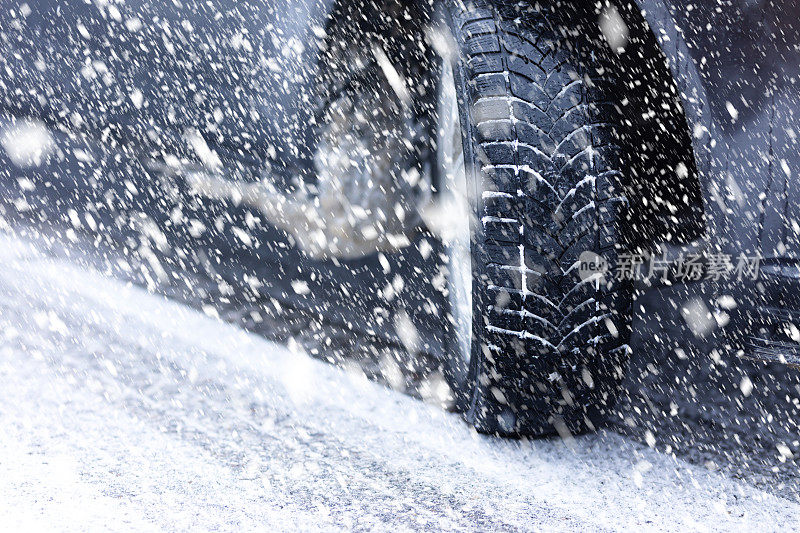 汽车轮胎在冬天的路上行驶