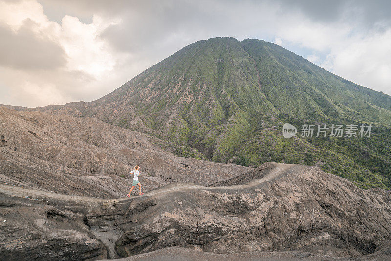 女人在火山景观上跑步