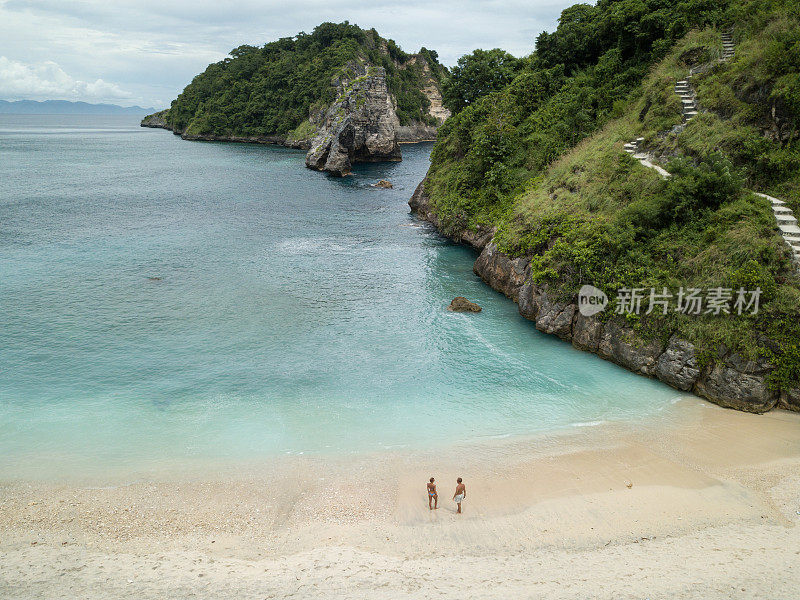 鸟瞰热带海滩上的年轻情侣享受度假和大自然，人们旅游探险的理念