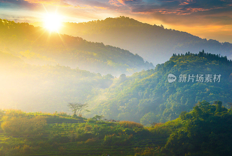 泰国北部的山景，日出和薄雾