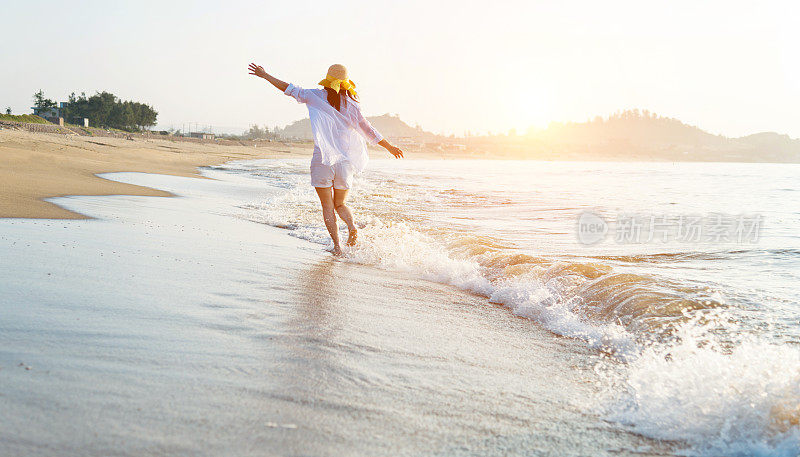 快乐的女人在沙滩上玩耍