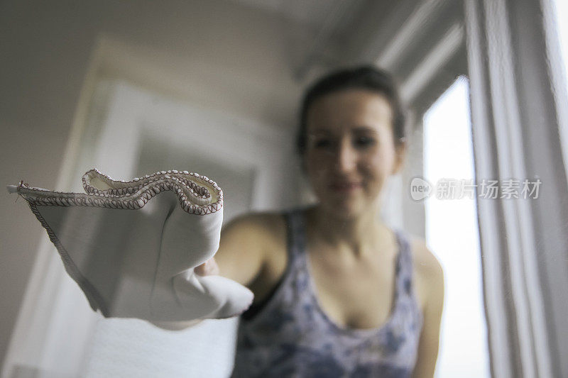 女人打扫家里