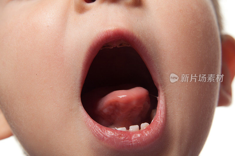 一个小孩在吐舌头