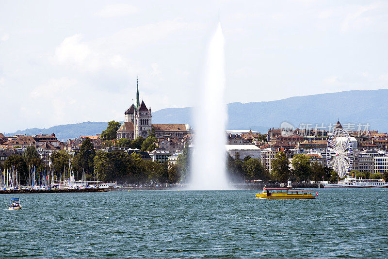 日内瓦市景观与喷射水喷泉在瑞士
