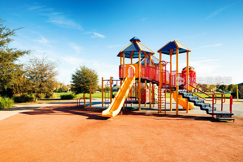 新公共郊区儿童公园游乐场在加利福尼亚的一个阳光明媚的日子