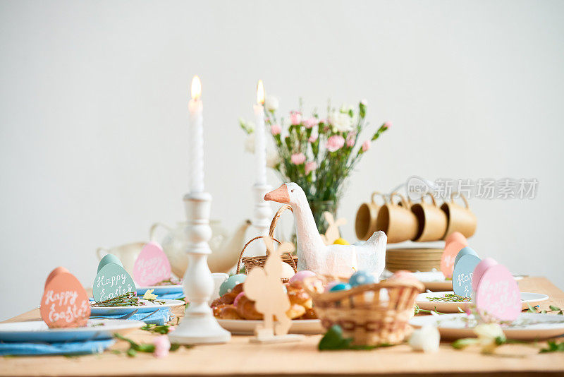 餐桌装饰复活节庆祝玩具鸭，快乐复活节卡片的盘子和鲜花