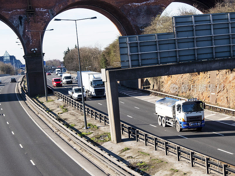 英国市区高速公路上的重型卡车。