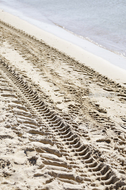 沙滩上深深的车胎痕迹