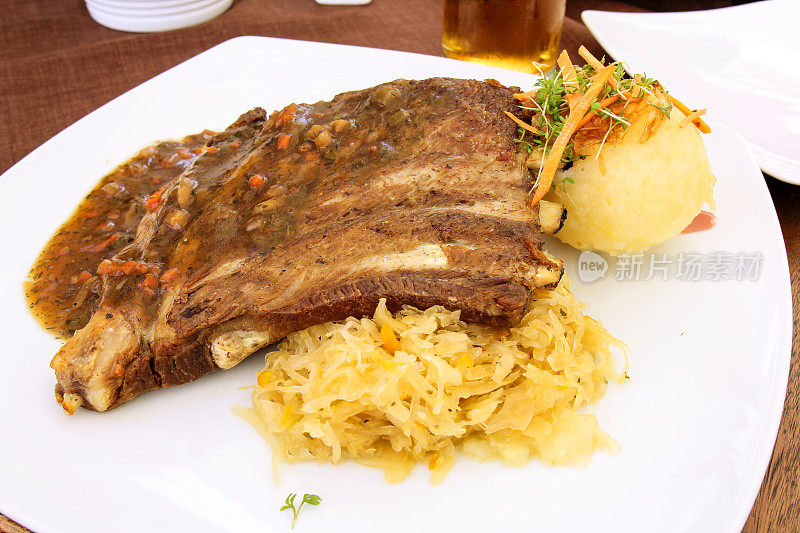 传统的德国食物:猪排骨配泡菜和土豆饺子