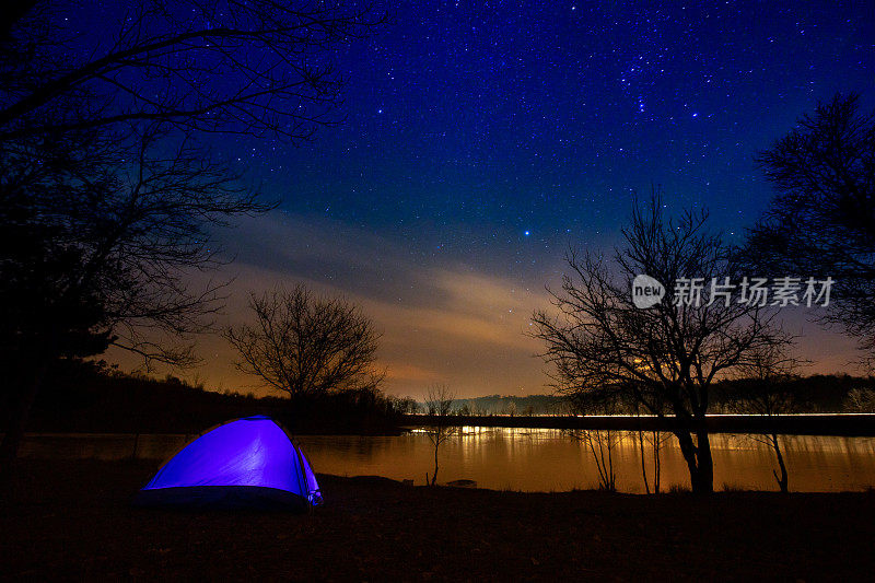 夜空下的露营