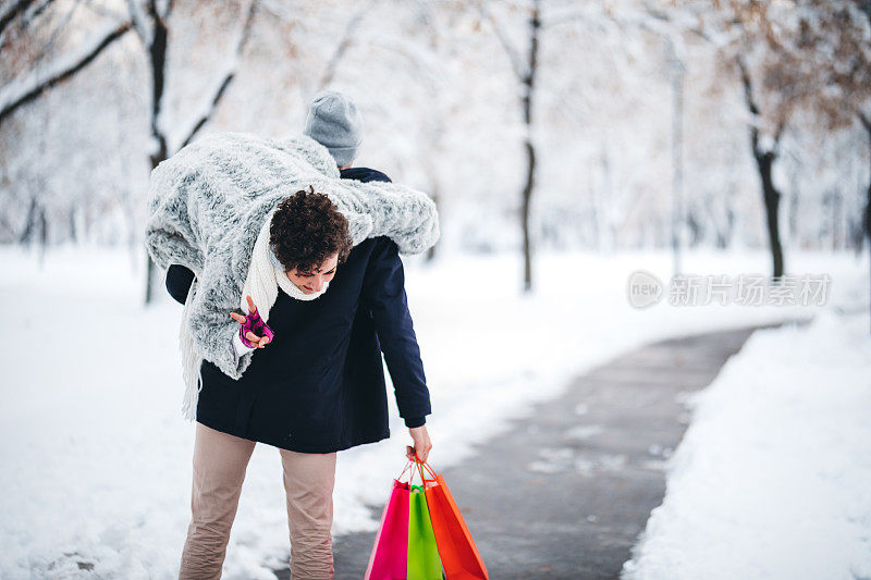 雪中的年轻夫妇