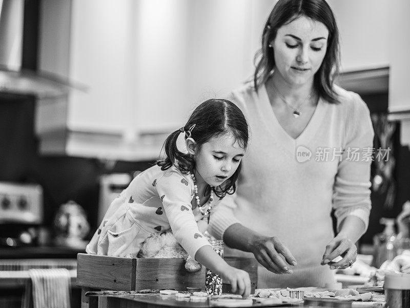 母亲和小女儿为情人节烘焙