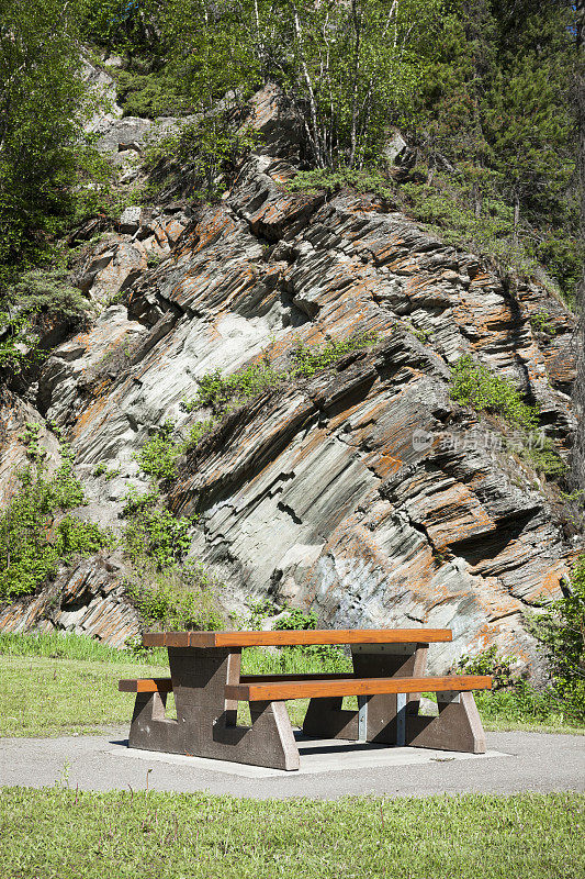 野餐桌在加拿大的落基山脉，不列颠哥伦比亚，加拿大