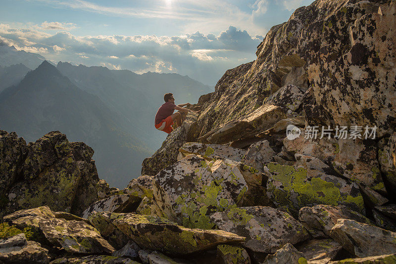 在瑞士阿尔卑斯山攀岩