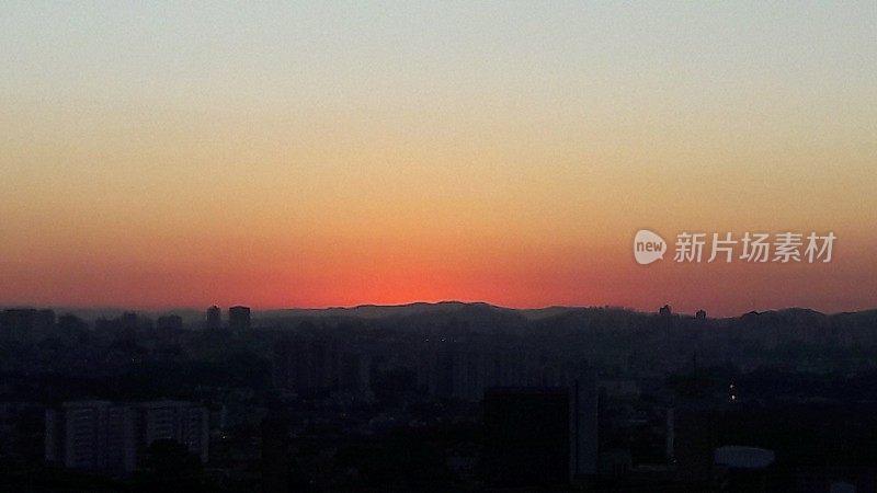 太阳从山的后面照过来