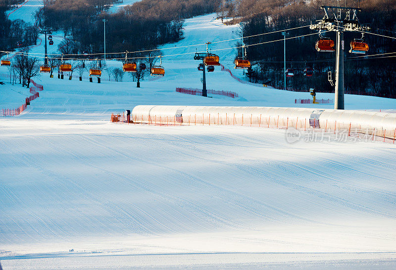 空旷的滑雪坡道景观