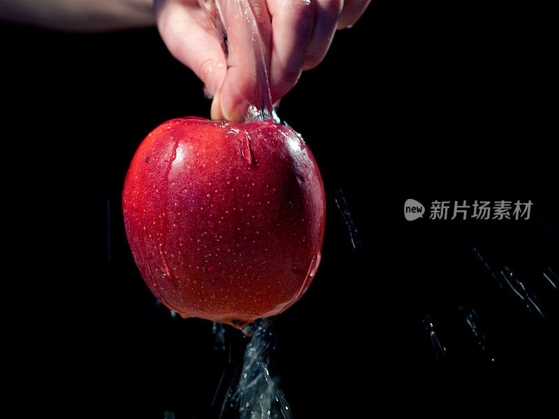 洗一个苹果