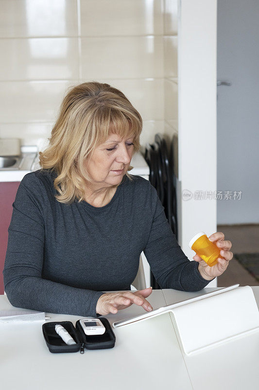 老年妇女在家做血糖测试