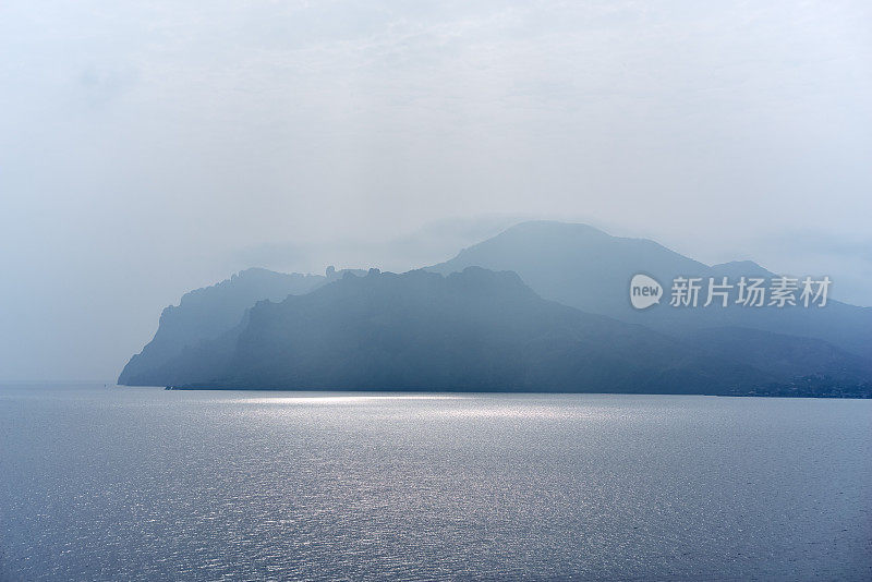 岩石海岸，卡拉达火山，阳光和阴霾，克里米亚