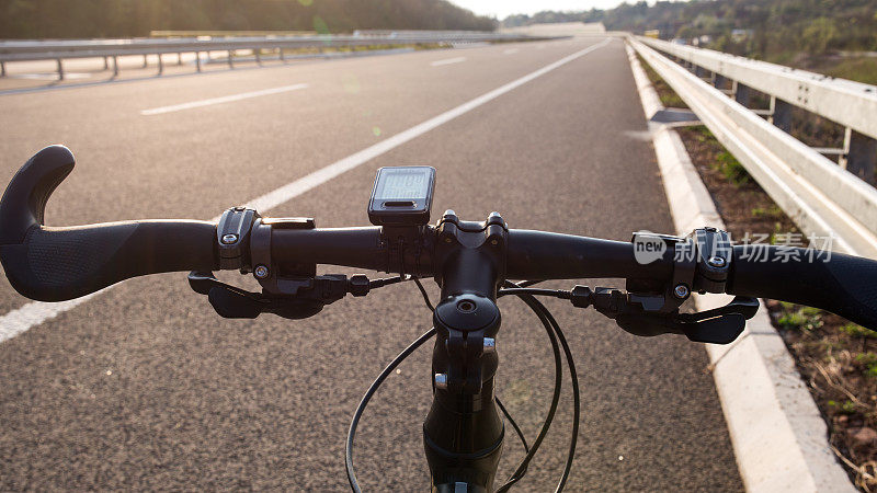 高速公路上的自行车把手