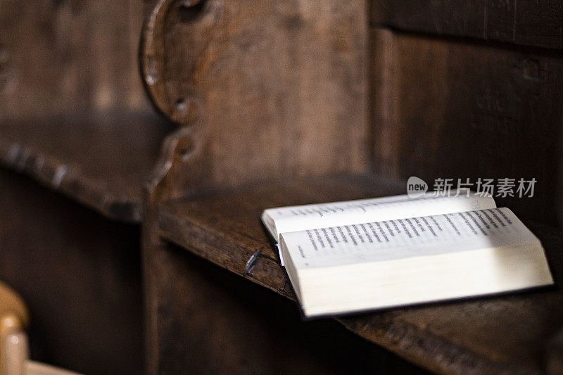 古老的教堂歌集，这是准备在古老的斯堪的纳维亚教堂使用，特写