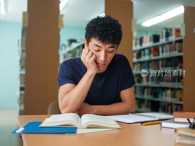 拉丁学生在做密集阅读