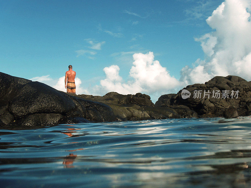 男人在美丽的热带夏威夷风景，积极的生活方式