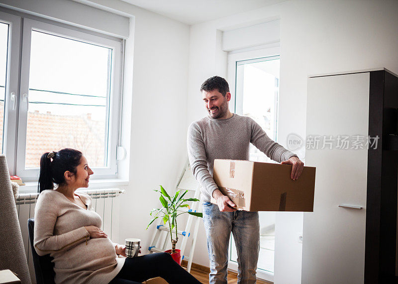 一对年轻夫妇搬进了他们的新房子