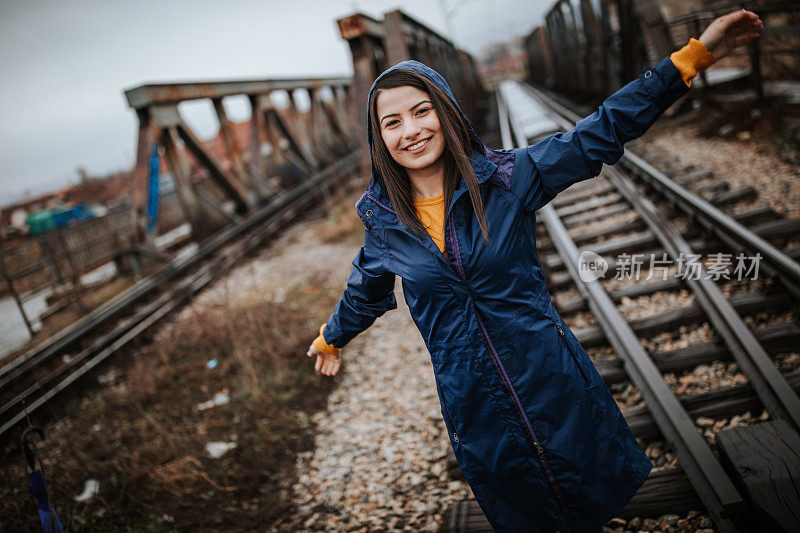 微笑的女人在铁路桥上