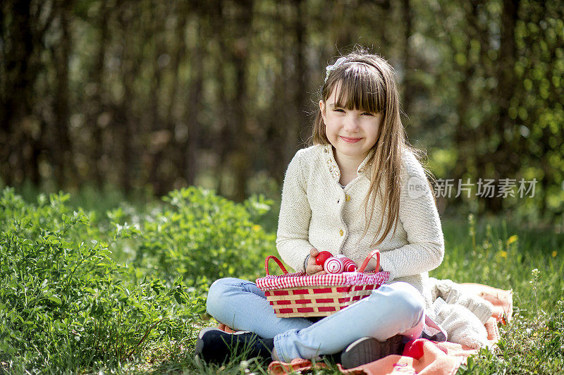 可爱的小女孩拿着一篮子复活节彩蛋