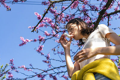 在室外使用哮喘吸入器的妇女