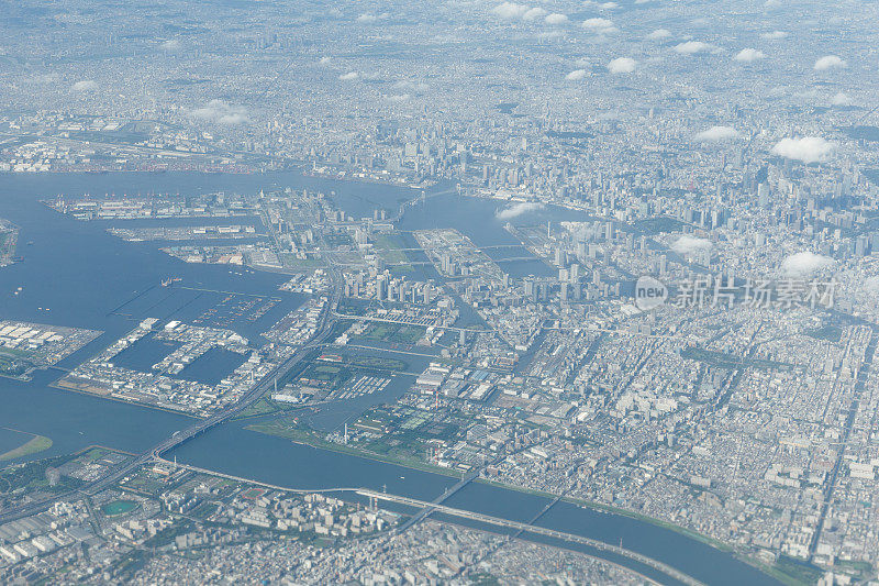 东京湾的东京城市景观和日本的彩虹桥