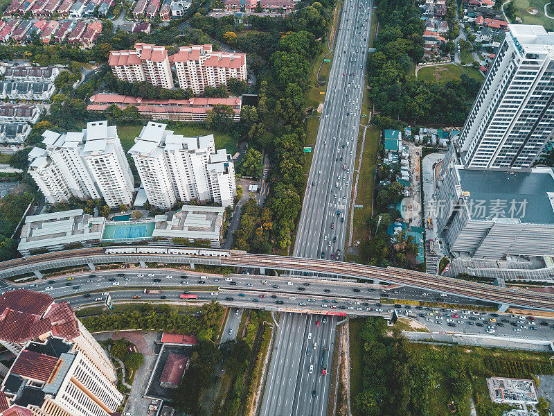 从无人机鸟瞰图上看，马来西亚达马萨拉镇的高速公路和单轨铁路在高峰时段出现交通堵塞