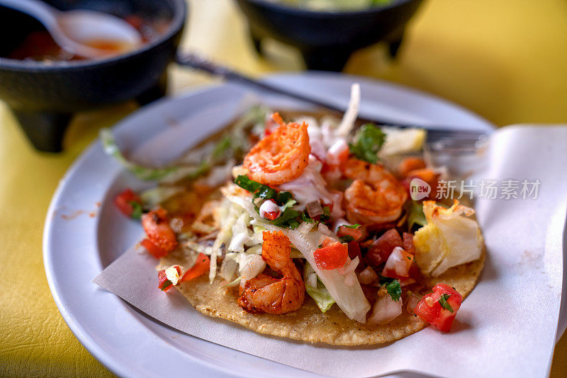 墨西哥提华纳美味的虾和鱼玉米饼配香菜，辣沙司和酸橙