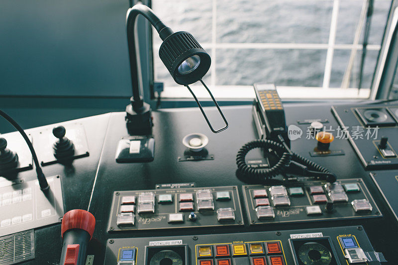 船舶控制室由船长和船员操作，具有多种控制功能和与船舶控制通信。船的控制室内部和海上生活