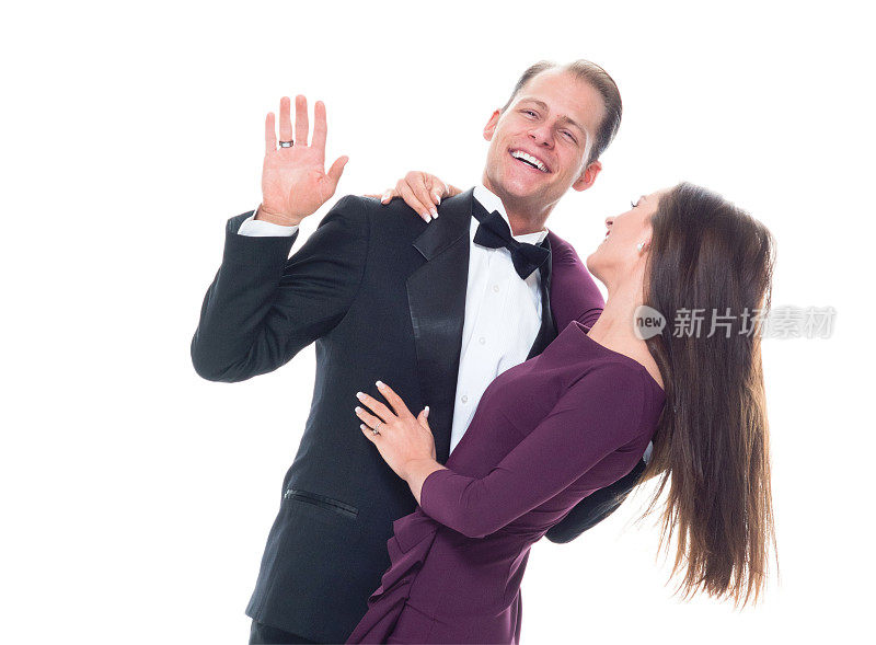 美丽的夫妇舞蹈的侧视图